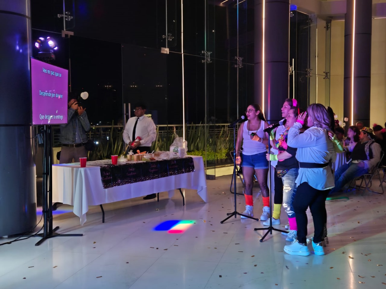 Micrófono y escenario de karaoke