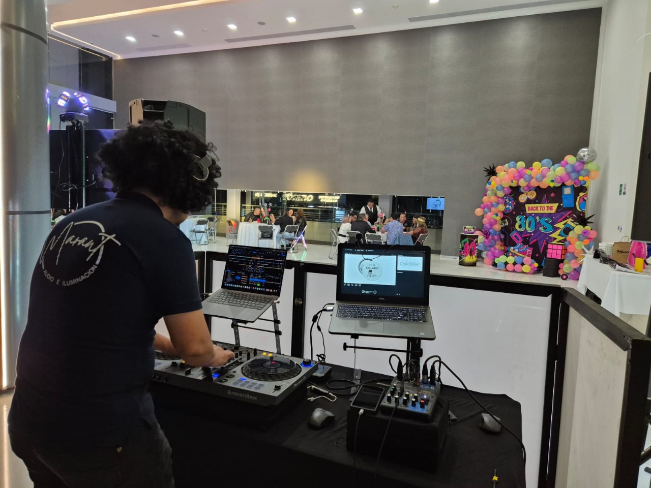 DJ con consola y equipo de sonido